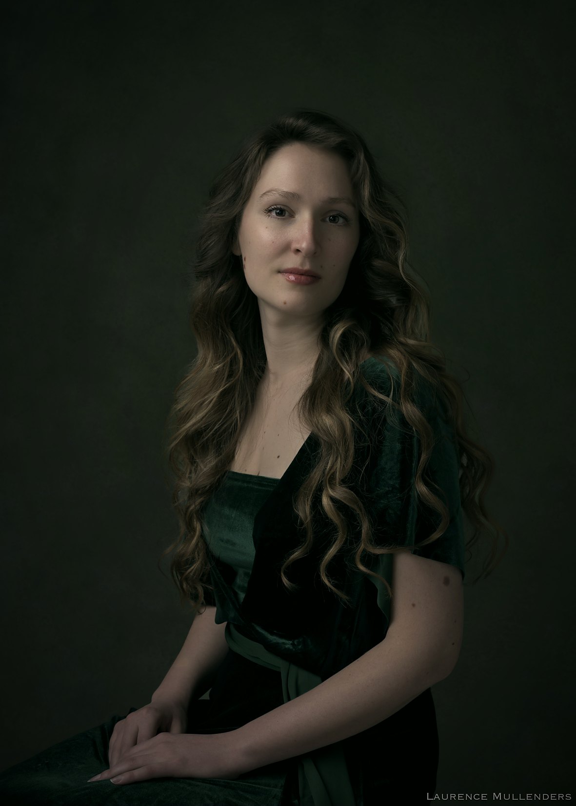 Constance Aubigny en robe de velours vert, portrait en clair-obscur